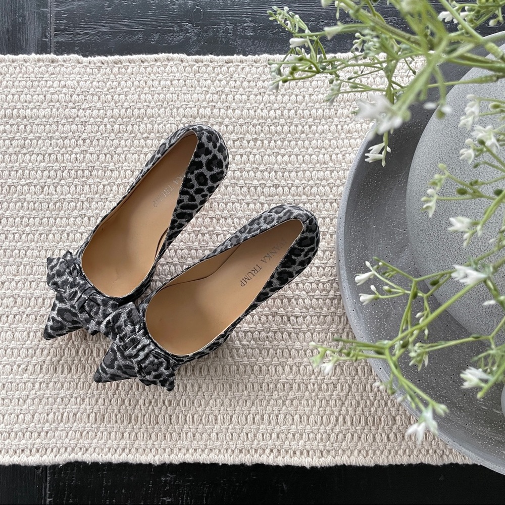 Ivanka Trump Bow tie Pumps, Size 6